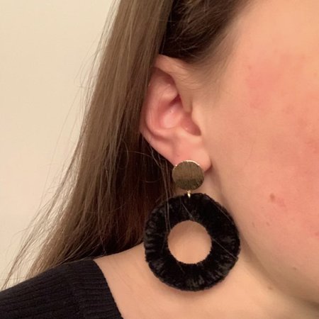 Oorbellen velours rond zwart