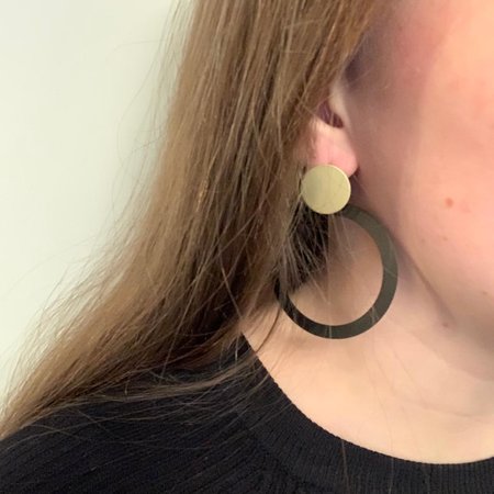 Oorbellen cirkel mat zwart