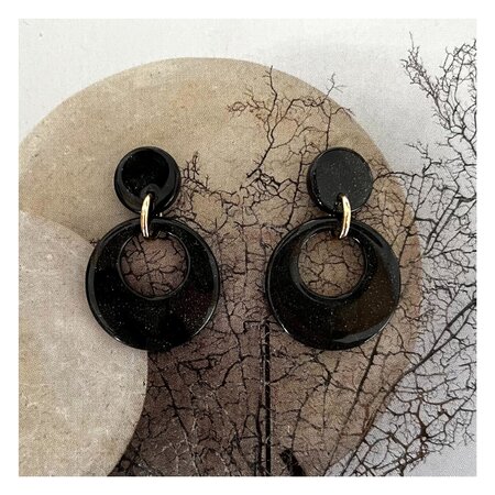 Oorbellen resin cirkel zwart