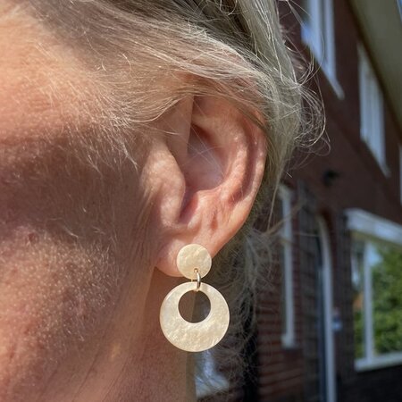 Oorbellen resin cirkel zwart