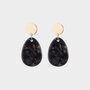 Oorbellen resin drop zwart